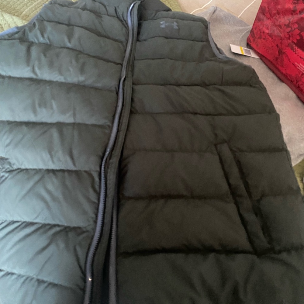Under Armour dark green Puffer Jacket with Quilted Insulation.  EUC worn twice